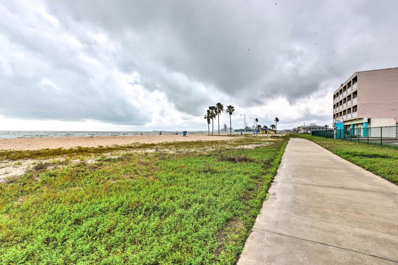 Breezy Beachfront Condo In Heart Of Corpus Christi Exterior photo